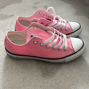Converse Chuck Taylor low top sneakers shoes size 8 pink